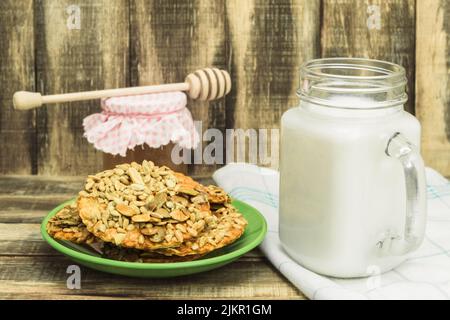 Nützliche Cookies und Milch und Hintergründe kopieren Platz. Hausgemachte Kekse neben einem Glas Milch. Landhausstil Stockfoto