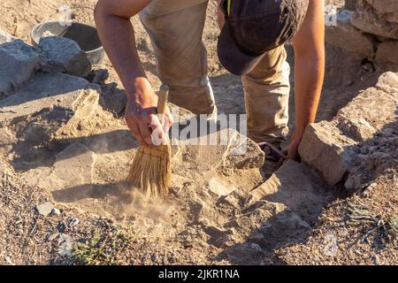 Gradsko, Stobi, Nordmakedonien - Juli 21 2022: Archäologen arbeiten an der archäologischen Stätte Stobi. Stockfoto