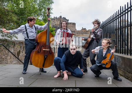 Edinburgh, Schottland, Großbritannien, 3.. August 2022. Edinburgh Festival Fringe: Caligari stellt sich den deutschen expressionistischen Horrorfilm The Cabinet of Dr. Caligari vor, in dem fünf Schauspieler-Musiker die Geschichten der Opfer über ihre brutalen Morde durch Dr. Caligari erzählen. Die Gruppe stellt Szenen im Vennel im Grassmarket nach Stockfoto