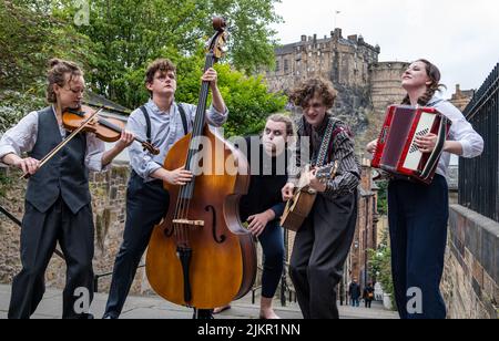 Edinburgh, Schottland, Großbritannien, 3.. August 2022. Edinburgh Festival Fringe: Caligari stellt sich den deutschen expressionistischen Horrorfilm The Cabinet of Dr. Caligari vor, in dem fünf Schauspieler-Musiker die Geschichten der Opfer über ihre brutalen Morde durch Dr. Caligari erzählen. Die Gruppe stellt Szenen im Vennel im Grassmarket nach Stockfoto