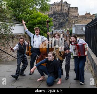 Edinburgh, Schottland, Großbritannien, 3.. August 2022. Edinburgh Festival Fringe: Caligari stellt sich den deutschen expressionistischen Horrorfilm The Cabinet of Dr. Caligari vor, in dem fünf Schauspieler-Musiker die Geschichten der Opfer über ihre brutalen Morde durch Dr. Caligari erzählen. Die Gruppe stellt Szenen im Vennel im Grassmarket nach Stockfoto