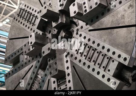 Grundplatte der riesigen Drehmaschine in der Werkshalle Stockfoto