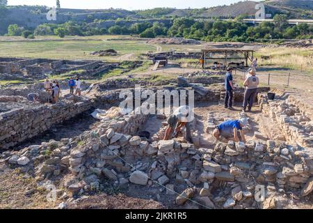 Gradsko, Stobi, Nordmakedonien - Juli 21 2022: Archäologen arbeiten an der archäologischen Stätte Stobi. Stockfoto