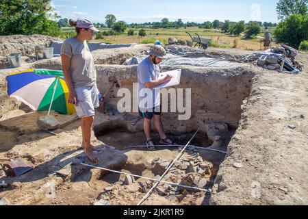 Yunatsite, Bulgarien - August 02 2022: Archäologen arbeiten an der Ausgrabungsstätte von Tell Yunatsite. Stockfoto