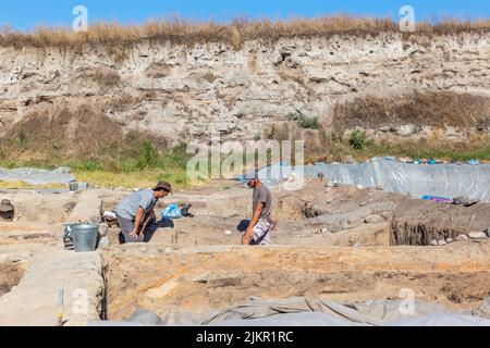 Yunatsite, Bulgarien - August 02 2022: Archäologen arbeiten an der Ausgrabungsstätte von Tell Yunatsite. Stockfoto