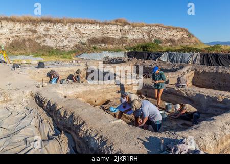 Yunatsite, Bulgarien - August 02 2022: Archäologen arbeiten an der Ausgrabungsstätte von Tell Yunatsite. Stockfoto