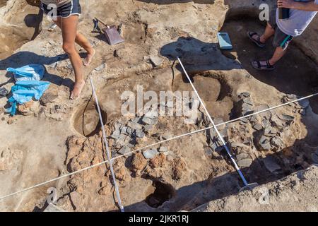 Yunatsite, Bulgarien - August 02 2022: Archäologen arbeiten an der Ausgrabungsstätte von Tell Yunatsite. Stockfoto