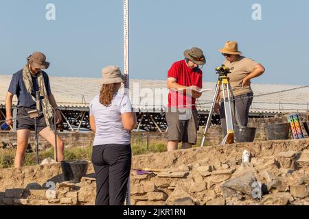 Gradsko, Stobi, Nordmakedonien - Juli 21 2022: Archäologen arbeiten an der archäologischen Stätte Stobi. Stockfoto