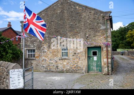 Waddington Village in Lancashire, Farmladen in Waddington flys the Union Jack und hat ein Farmladen-Menü für Lebensmittelverkäufe, England, Großbritannien, Sommer 2022 Stockfoto