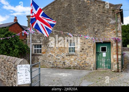 Waddington Village in Lancashire, Farmladen in Waddington flys the Union Jack und hat ein Farmladen-Menü für Lebensmittelverkäufe, England, Großbritannien, Sommer 2022 Stockfoto