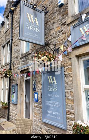 Waddington Arms öffentliches Haus und Restaurant im Dorf Lancashire in Waddington, an einem Sommertag im Jahr 2022, Lancashire, England, Großbritannien Stockfoto