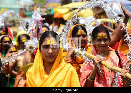 Indien: Maha mandleshwar Himangi sakhi (Heiliger Transgender) trägt das Wasser, das während des Monats des shravan-Festivals in Jabalpur Madhya Pradesh vom Fluss Narmada gesammelt wurde. Foto von - Uma Shankar Mishra Stockfoto