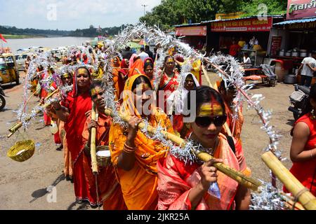 Indien: Maha mandleshwar Himangi sakhi (Heiliger Transgender) trägt das Wasser, das während des Monats des shravan-Festivals in Jabalpur Madhya Pradesh vom Fluss Narmada gesammelt wurde. Foto von - Uma Shankar Mishra Stockfoto