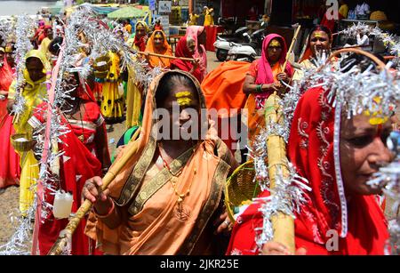 Indien: Maha mandleshwar Himangi sakhi (Heiliger Transgender) trägt das Wasser, das während des Monats des shravan-Festivals in Jabalpur Madhya Pradesh vom Fluss Narmada gesammelt wurde. Foto von - Uma Shankar Mishra Stockfoto