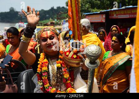 Indien: Maha mandleshwar Himangi sakhi (Heiliger Transgender) trägt das Wasser, das während des Monats des shravan-Festivals in Jabalpur Madhya Pradesh vom Fluss Narmada gesammelt wurde. Foto von - Uma Shankar Mishra Stockfoto