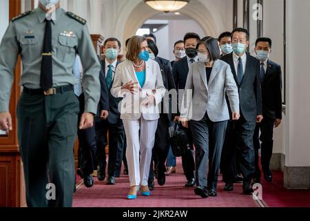 Taipei, Republik, China. 03. August 2022. Der taiwanesische Präsident Tsai Ing-wen, rechts, begleitet die US-Sprecherin des Repräsentantenhauses Nancy Pelosi und Delegierte vor ihren Treffen im Präsidentenbüro am 3. August 2022 in Taipei, Taiwan. Pelosi führt eine Delegation von Kongressführern bei einem Besuch an, der China verärgert hat. Kredit: Makoto Lin/Taiwan Präsidentenamt/Alamy Live Nachrichten Stockfoto