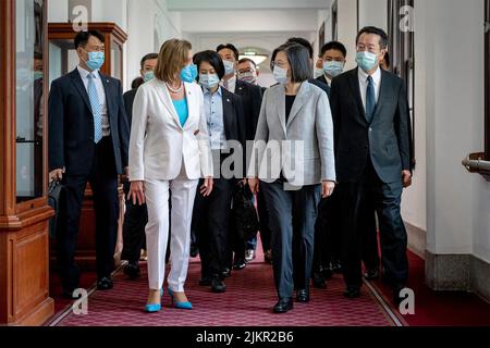 Taipei, Republik, China. 03. August 2022. Der taiwanesische Präsident Tsai Ing-wen, rechts, begleitet die US-Sprecherin des Repräsentantenhauses Nancy Pelosi und Delegierte vor ihren Treffen im Präsidentenbüro am 3. August 2022 in Taipei, Taiwan. Pelosi führt eine Delegation von Kongressführern bei einem Besuch an, der China verärgert hat. Kredit: Makoto Lin/Taiwan Präsidentenamt/Alamy Live Nachrichten Stockfoto