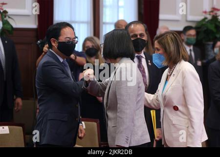 Taipei, Republik, China. 03. August 2022. US-Rep. Andy Kim, links, Ellenbogen stößt Taiwans Präsident Tsai ing Wen, Mitte, während die US-Sprecherin Nancy Pelosi, rechts, ihre Delegation im Präsidentenamt am 3. August 2022 in Taipei, Taiwan, vorstellt. Kredit: Simon Liu/Taiwan Präsidentenamt/Alamy Live Nachrichten Stockfoto