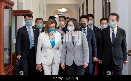 Taipei, Republik, China. 03. August 2022. Der taiwanesische Präsident Tsai Ing-wen, rechts, begleitet die US-Sprecherin des Repräsentantenhauses Nancy Pelosi und Delegierte vor ihren Treffen im Präsidentenbüro am 3. August 2022 in Taipei, Taiwan. Pelosi führt eine Delegation von Kongressführern bei einem Besuch an, der China verärgert hat. Kredit: Wang Yu Ching/Taiwan Präsidentenamt/Alamy Live Nachrichten Stockfoto