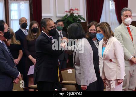 Taipei, Republik, China. 03. August 2022. US-Rep. Raja Krishnamoorthi, links, Ellenbogenbeuge Taiwans Präsident Tsai ing Wen, Mitte, während die US-Sprecherin Nancy Pelosi, rechts, ihre Delegation im Präsidentenbüro am 3. August 2022 in Taipei, Taiwan, vorstellt. Kredit: Simon Liu/Taiwan Präsidentenamt/Alamy Live Nachrichten Stockfoto