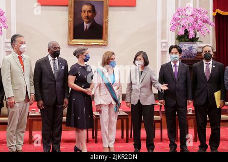 Taipei, Republik, China. 03. August 2022. Der taiwanesische Präsident Tsai Ing-wen, Mitte, steht mit der US-Sprecherin des Repräsentantenhauses Nancy Pelosi und den Delegierten vor ihren Treffen im Präsidentenbüro am 3. August 2022 in Taipei, Taiwan, zusammen. Von links nach rechts stehen: Der Rep. Mark Takano, der Rep. Gregory Meeks, die AIT-Direktorin Sandra Oudkirk, die Sprecherin Nancy Pelosi, der taiwanesische Präsident Tsai ing Wen, der taiwanesische Vizepräsident Lai Ching-te und der Rep. Raja Krishnamoorthi. Kredit: Chien Chih-Hung/Taiwan Präsidentenamt/Alamy Live Nachrichten Stockfoto