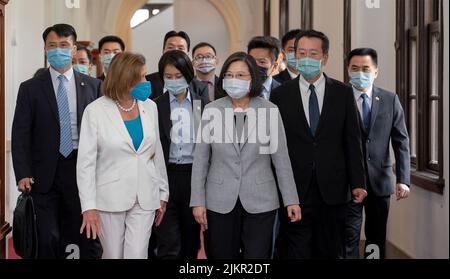 Taipei, Republik, China. 03. August 2022. Der taiwanesische Präsident Tsai Ing-wen, rechts, begleitet die US-Sprecherin des Repräsentantenhauses Nancy Pelosi und Delegierte vor ihren Treffen im Präsidentenbüro am 3. August 2022 in Taipei, Taiwan. Pelosi führt eine Delegation von Kongressführern bei einem Besuch an, der China verärgert hat. Kredit: Wang Yu Ching/Taiwan Präsidentenamt/Alamy Live Nachrichten Stockfoto