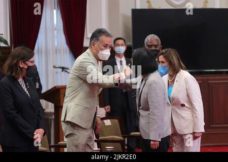 Taipei, Republik, China. 03. August 2022. US-Rep. Mark Takano, links, Ellenbogenbeuge Taiwans Präsident Tsai ing Wen, Mitte, während die US-Sprecherin Nancy Pelosi, rechts, ihre Delegation im Präsidentenamt am 3. August 2022 in Taipei, Taiwan, vorstellt. Kredit: Simon Liu/Taiwan Präsidentenamt/Alamy Live Nachrichten Stockfoto