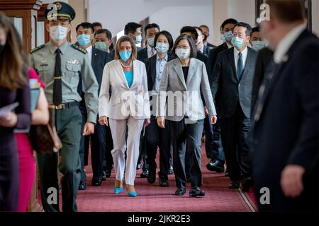 Taipei, Republik, China. 03. August 2022. Der taiwanesische Präsident Tsai Ing-wen, rechts, begleitet die US-Sprecherin des Repräsentantenhauses Nancy Pelosi und Delegierte vor ihren Treffen im Präsidentenbüro am 3. August 2022 in Taipei, Taiwan. Pelosi führt eine Delegation von Kongressführern bei einem Besuch an, der China verärgert hat. Kredit: Makoto Lin/Taiwan Präsidentenamt/Alamy Live Nachrichten Stockfoto