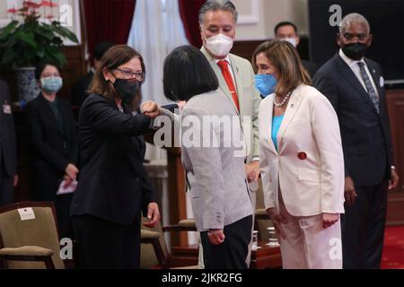 Taipei, Republik, China. 03. August 2022. US-Rep. Suzan DelBene, links, Ellenbogenbeuge Taiwans Präsidentin Tsai ing Wen, Mitte, während die US-Sprecherin Nancy Pelosi, rechts, ihre Delegation im Präsidentenamt am 3. August 2022 in Taipei, Taiwan, vorstellt. Kredit: Chien Chih-Hung/Taiwan Präsidentenamt/Alamy Live Nachrichten Stockfoto