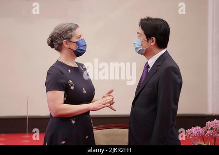 Taipei, Republik, China. 03. August 2022. Der taiwanesische Vizepräsident Lai Ching-te, rechts, chattet mit Sandra Oudkirk, AIT-Direktorin, während einer Begrüßungszeremonie für die Kongressdelegation im Präsidentenbüro am 3. August 2022 in Taipei, Taiwan. Das American Institute Taiwan ist die defacto US-Botschaft in Taiwan. Kredit: Chien Chih-Hung/Taiwan Präsidentenamt/Alamy Live Nachrichten Stockfoto