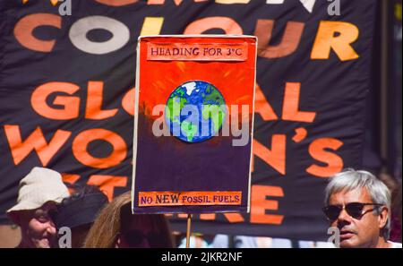 London, Großbritannien. 23.. Juli 2022. Ein Protestler hält ein Plakat mit der Warnung, dass wir auf einen globalen Temperaturanstieg von 3 Grad Celsius zusteuern. Demonstranten von Just Stop Oil, Extinction Rebellion, Isolate Britain und anderen Gruppen veranstalteten einen marsch durch das Zentrum Londons, in dem sie die Regierung aufforderten, fossile Brennstoffe zu beenden, große Umweltverschmutzer und Milliardäre zu besteuern, alle Häuser zu isolieren und gegen das Klima und die Lebenshaltungskosten zu handeln. Stockfoto