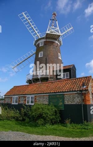 Cley Windmill, erbaut um 1819 von William Farthing, im Küstendorf Cley, Norfolk, Großbritannien; bietet jetzt Ferienwohnungen an Stockfoto