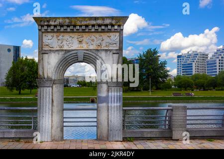 Elemente der Architektur von Gebäuden, alte Bögen und Säulen, Stuck und Muster. Auf der Straße Minsks, dem Ufer des Flusses Swisloch Stockfoto