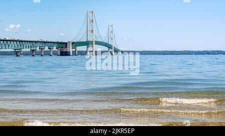 „Tor nach Norden“, Mackinac Bridge, auch bekannt als „Big Mac“ und „Mighty Mac“, zwischen Lake Michigan und Lake Huron, in Colonial Michilimack Stockfoto