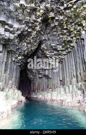 Betreten von Fingals Höhle auf Staffa, vom Meer aus, Innere Hebriden von Schottland Stockfoto