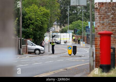 Salisbury, Wiltshire, Großbritannien. 3.. August 2022. Experten für die Bombenentsorgung vor den Salisbury Law Courts, Wilton Road, vor dem Hintergrund eines Bombenabwurfs. Kredit: Simon Ward/Alamy Live Nachrichten Stockfoto