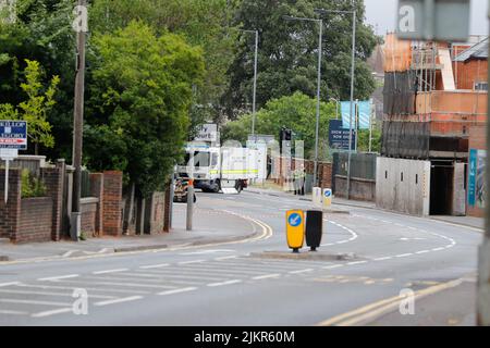 Salisbury, Wiltshire, Großbritannien. 3.. August 2022. Bombenentsorgungsexperten mit ferngesteuertem Roboter vor dem Salisbury Law Courts, Wilton Road, vor der Szene einer Bombenabttung. Kredit: Simon Ward/Alamy Live Nachrichten Stockfoto