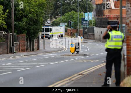 Salisbury, Wiltshire, Großbritannien. 3.. August 2022. Experten für die Bombenentsorgung vor den Salisbury Law Courts, Wilton Road, vor dem Hintergrund eines Bombenabwurfs. Kredit: Simon Ward/Alamy Live Nachrichten Stockfoto