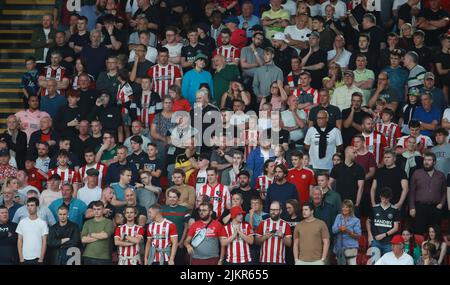 Watford, England, 1.. August 2022. Fans von Sheffield Utd beim Sky Bet Championship-Spiel in der Vicarage Road, Watford. Bildnachweis sollte lauten: Simon Bellis / Sportimage Stockfoto