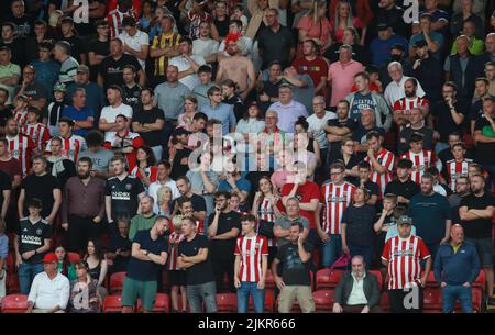 Watford, England, 1.. August 2022. Fans von Sheffield Utd beim Sky Bet Championship-Spiel in der Vicarage Road, Watford. Bildnachweis sollte lauten: Simon Bellis / Sportimage Stockfoto