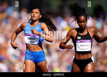 Die schottische Nicole Yeargin (links) in Aktion während der Hitze 2 der Women's 400m im Alexander Stadium am sechsten Tag der Commonwealth Games 2022 in Birmingham. Bilddatum: Mittwoch, 3. August 2022. Stockfoto