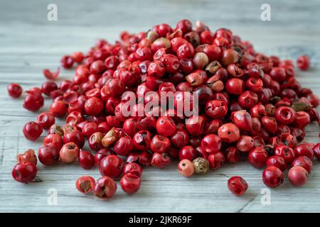 Rosa oder rosa rote Pfefferkörner (schinus terebinthifolius) Stockfoto