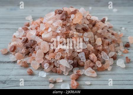 Haufen Himalaya-rosa Salz in Kristallen Stockfoto