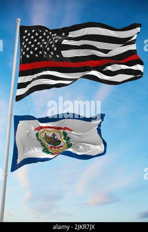 Dünne rote Linie Schwarze Flagge der USA mit kleinerer Flagge des Staates West Virginia, USA bei bewölktem Himmel. Vereinigte Staaten von Amerika Feuerwehrflagge. Kopie Stockfoto