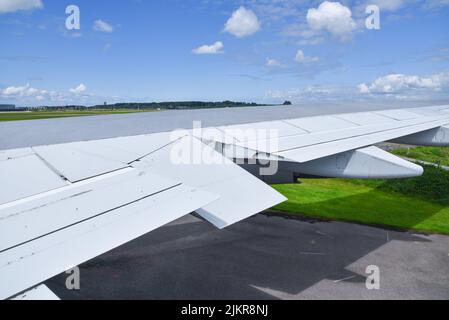 Lelystad, Niederlande. Juli 2022. Nahaufnahme des Flügels eines Flugzeugs. Hochwertige Fotos Stockfoto