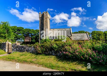 Die Kirche St. Michael and All Angels aus dem späten 13.. Jahrhundert in Bosherston hat eine unverwechselbare normannische Architektur, Pembrokeshire, Wales, Großbritannien Stockfoto