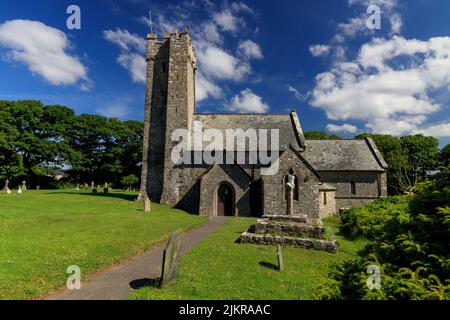 Die Kirche St. Michael and All Angels aus dem späten 13.. Jahrhundert in Bosherston hat eine unverwechselbare normannische Architektur, Pembrokeshire, Wales, Großbritannien Stockfoto