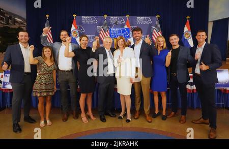 St. Louis, Usa. 03. August 2022. Trudy Busch Valentine und ihre Familie feiern, nachdem sie am Dienstag, dem 2. August 2022, die Grundschule der Missouri Democratic für den US-Senat in St. Louis gewonnen haben. Valentine ist die Tochter von August A. Busch Jr., der die Anheuser-Busch-Unternehmen zur größten Brauerei der Welt heranwuchs. Valentine wird nun bei den Parlamentswahlen im November mit Eric Schmitt, dem Generalanwalt von Missouri, konfrontiert. Foto von Bill Greenblatt/UPI Credit: UPI/Alamy Live News Stockfoto