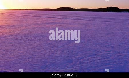 Wintersonnenaufgang auf dem Suvasvesi-See, Vehmersalmi, Finnland, 2022-01-25 09:21 +02. Temperatur -4 Grad, Wind NW 3 m/s. Stockfoto