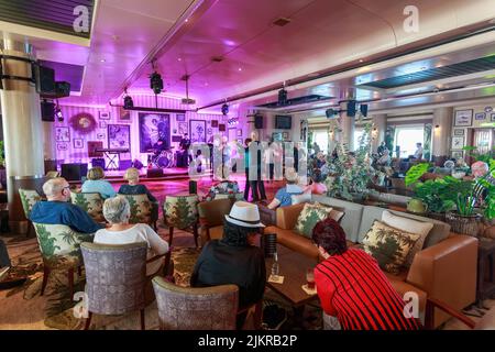 Passagiere tanzen in der Lounge eines Kreuzschiffs zu Livemusik. Fotografiert an Bord des P&O-Liners „Pacific Jewel“ Stockfoto